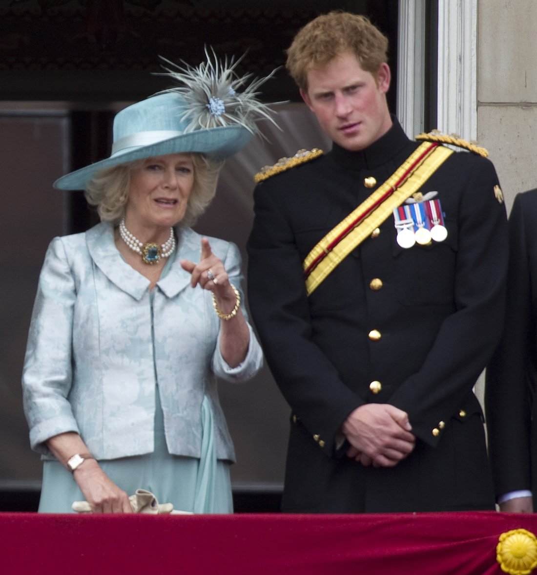 Герцогиня Камилла помогает принцу Гарри найти подходящую жену, похожую на Кейт