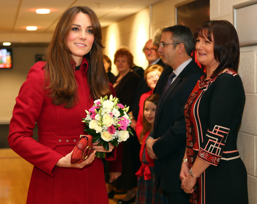 Герцогиня Кейт с прямыми волосами повторяет красное пальто LK Bennett в Уэльсе: довольно?