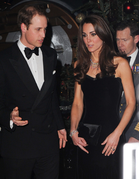 Герцогиня Кейт в черном бархате Александр МакКуин: красиво или скучно?