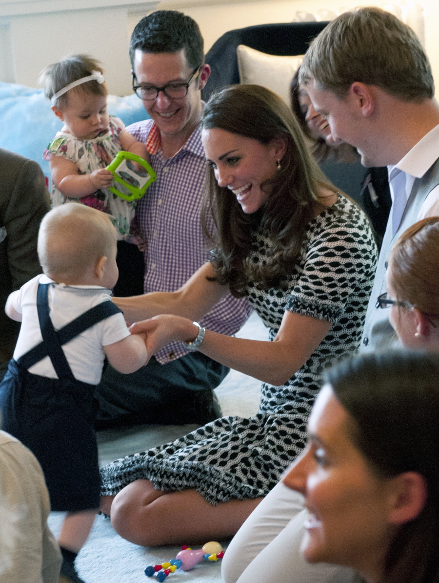 Герцогиня Кейт и Уильям берут Джорджа на свидание с крестьянскими младенцами: очаровательны?