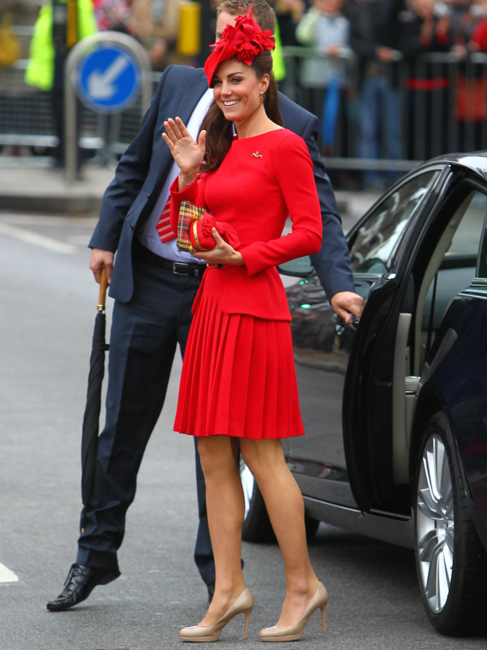 Герцогиня Кейт в красном McQueen для флотилии конкурса Queens: великолепно и идеально?