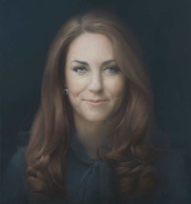Герцогиня Кейт открывает свой первый официальный портрет: ужасно или не так плохо?