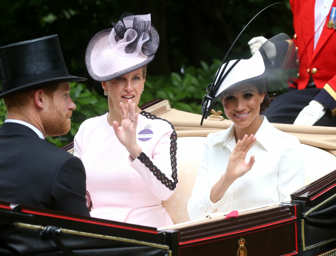 Герцогиня Меган надела Givenchy во время своей первой поездки в Королевский Аскот