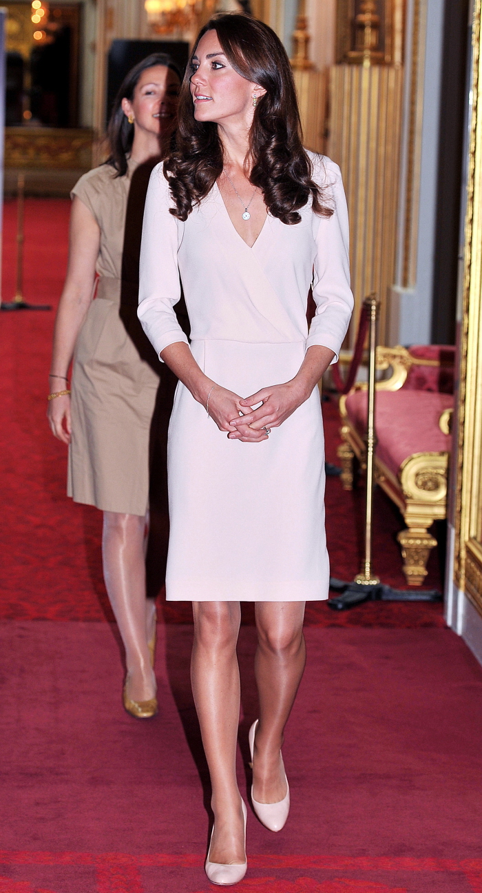 Герцогиня Кейт и Королева смотрят на жуткую выставку свадебных платьев Кейтс