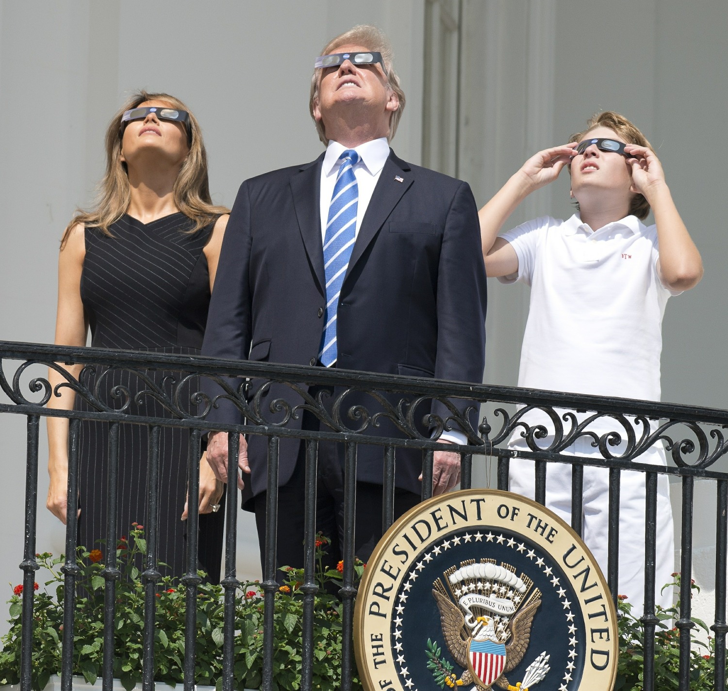 Дональд и Мелания Трамп оба смотрели прямо на затмение без очков