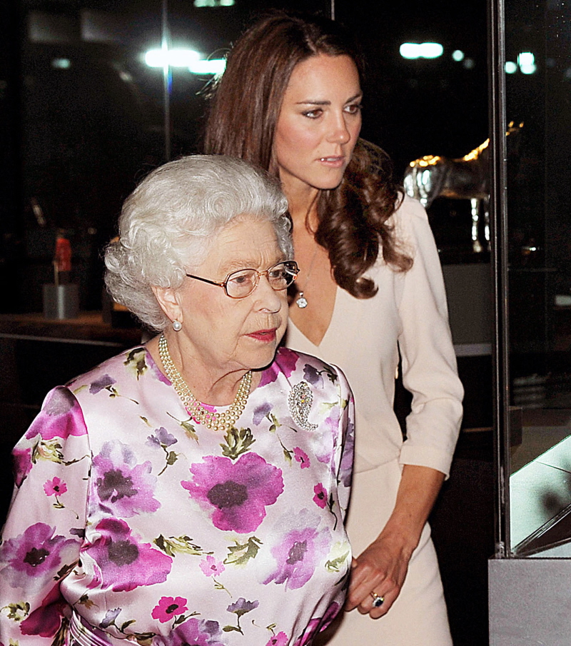 Герцогиня Кейт и Королева смотрят на жуткую выставку свадебных платьев Кейтс