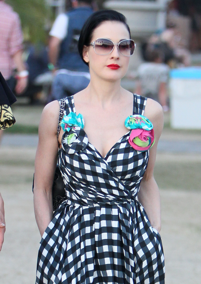 Дита фон Тиз выигрывает показ мод Coachella, вручая ссылки