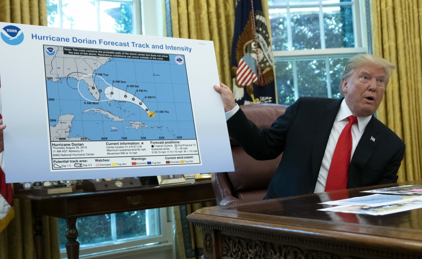 Дональд Трамп изменил карту пути урагана Дориан с помощью Sharpie