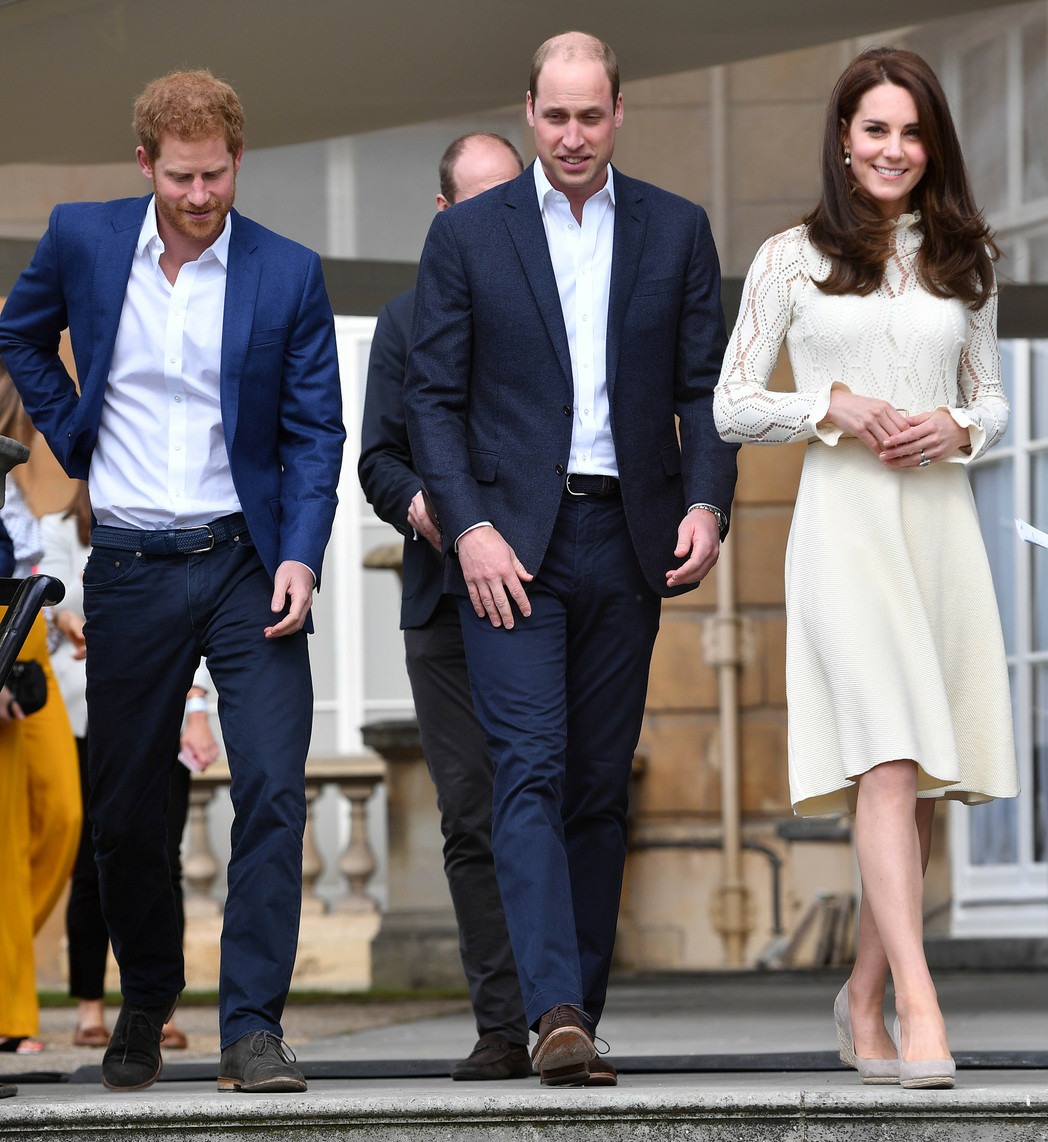 Герцогиня Кейт в желтой Хлои в Букингемском дворце: утомительно или мило?