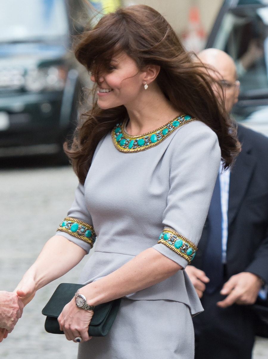 Герцогиня Кейт чувствует себя немного неуверенно по поводу своей новой прически, называя это мамой бахромой