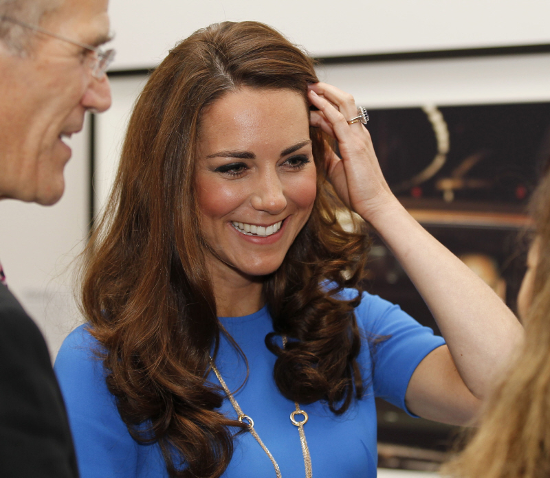 Герцогиня Кейт получила 300 000 фунтов стерлингов (чтобы пожертвовать на благотворительность) в качестве благодарности от королевы