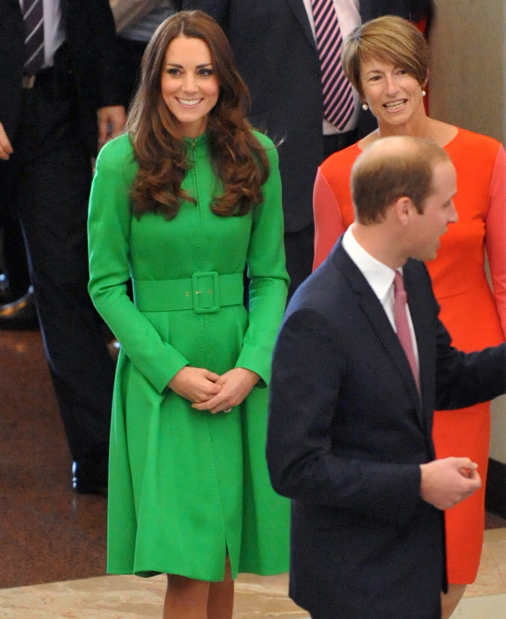 Герцогиня Кейт в сшитом на заказ пальто от Кэтрин Уолкер: мило или трагично?