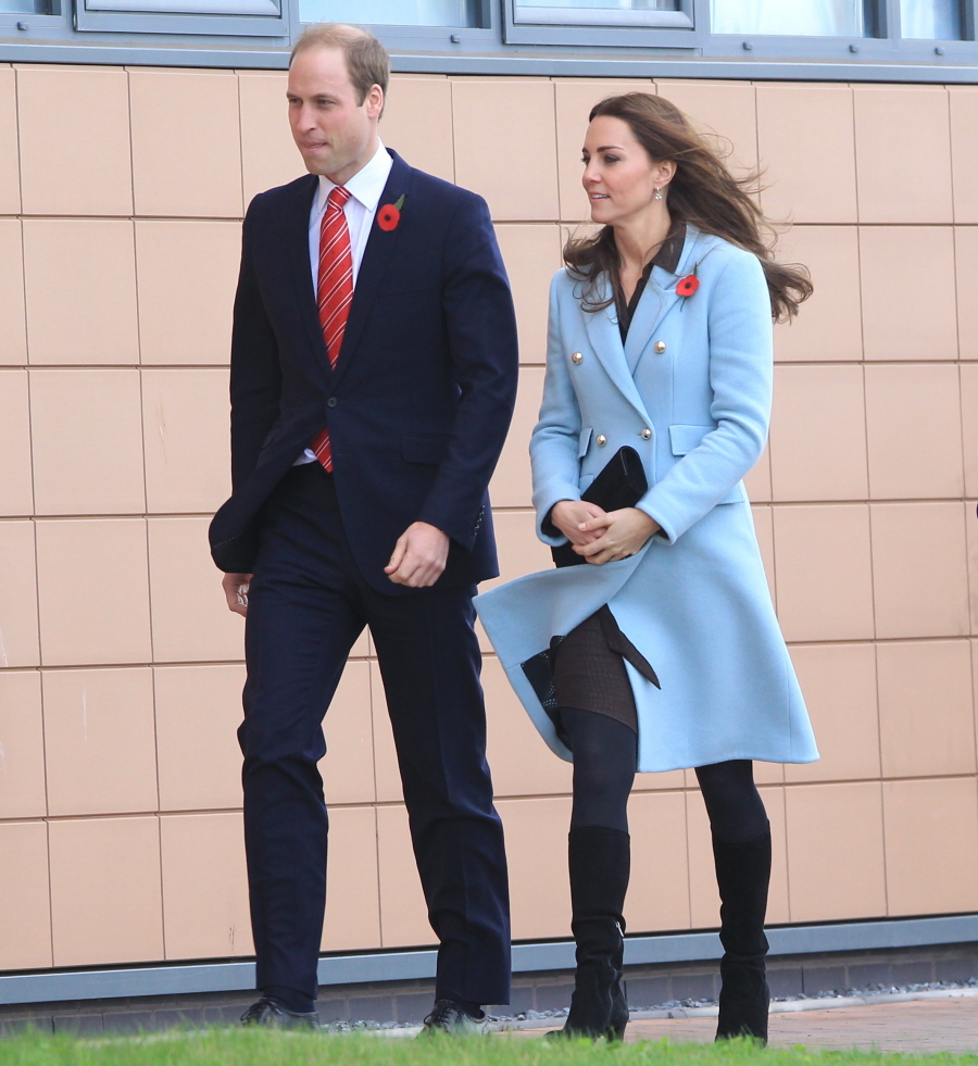 Герцогиня Кейт в бледно-голубом пальто от Мэтью Уильямсона: пуговичное совершенство?