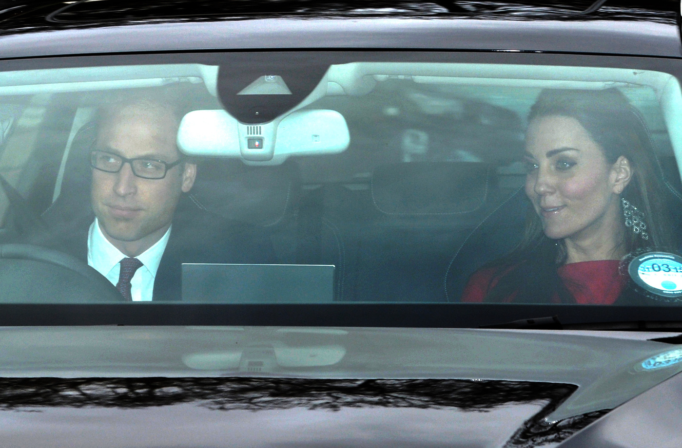 Герцогиня Кейт и Уильям присутствуют на обеде в Квинсе, Кейт повторяет Маккуин