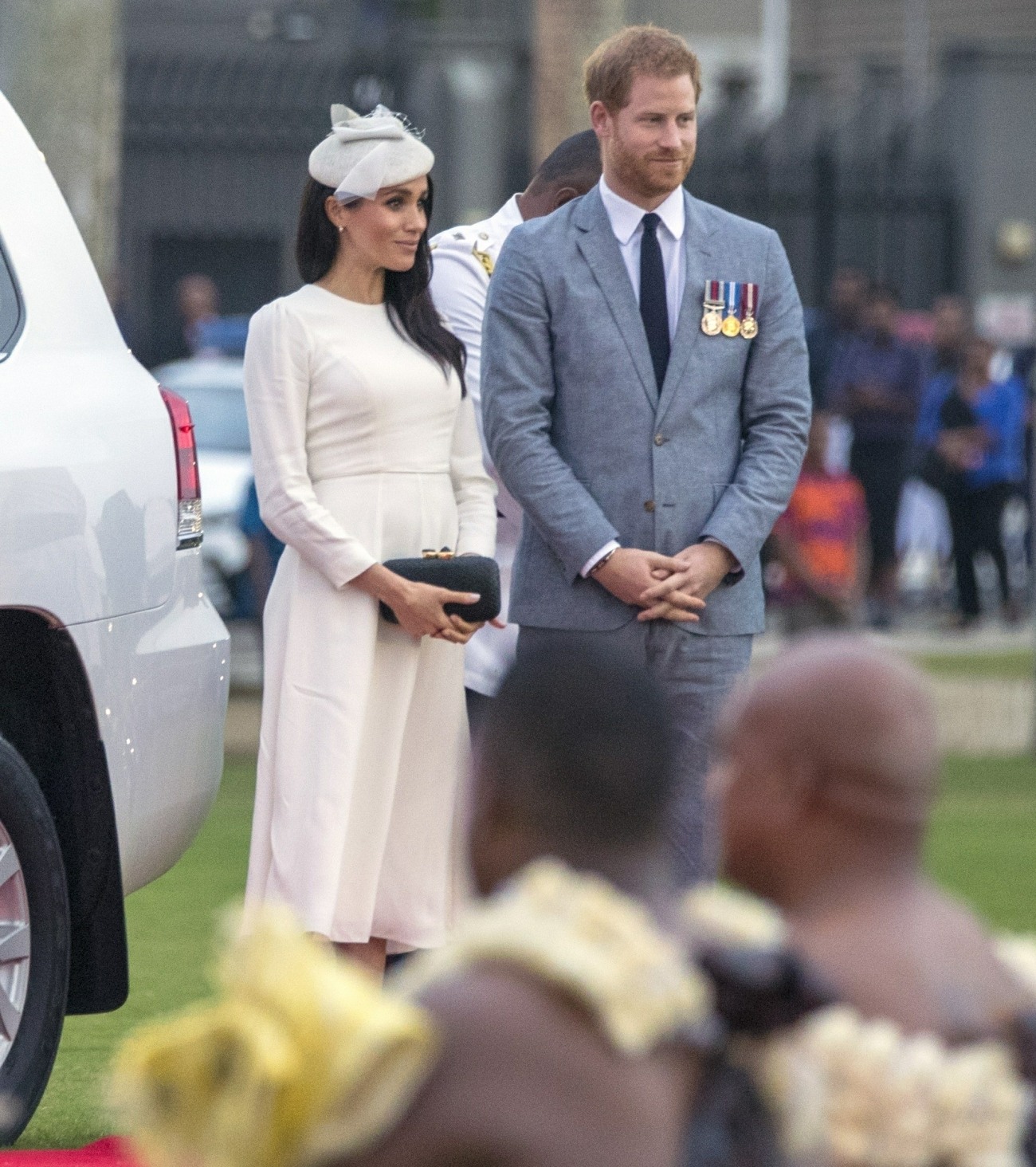 Герцогиня Меган надела одежду Zimmermann & SAFiYAA для своего прибытия на Фиджи