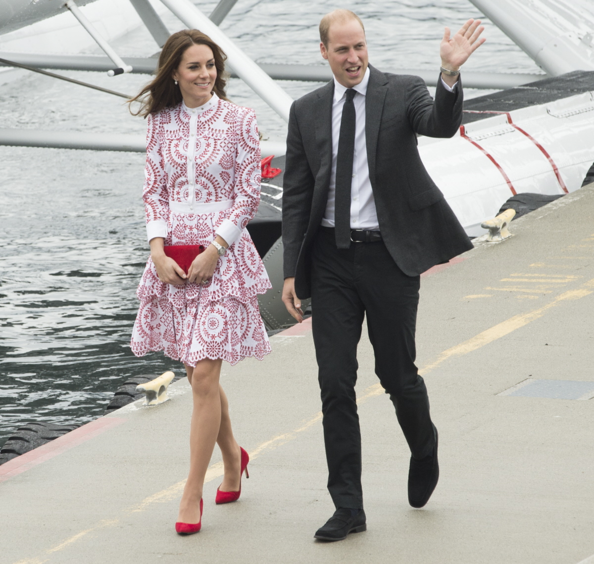 Герцогиня Кейт в платье McQueen с высоким воротником в Ванкувере: красивая или красивая?