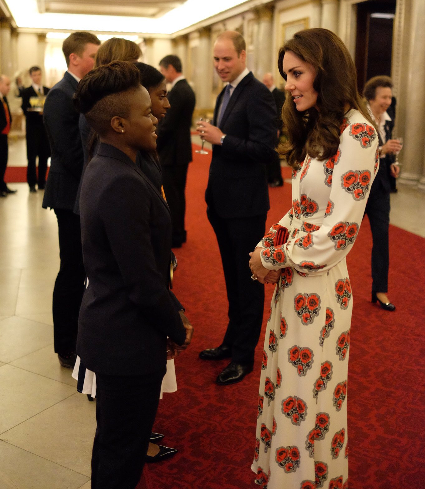 Герцогиня Кейт в McQueen с маком во дворце: милая или безвкусная?