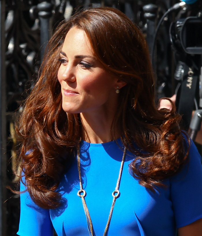 Герцогиня Кейт получила 300 000 фунтов стерлингов (чтобы пожертвовать на благотворительность) в качестве благодарности от королевы