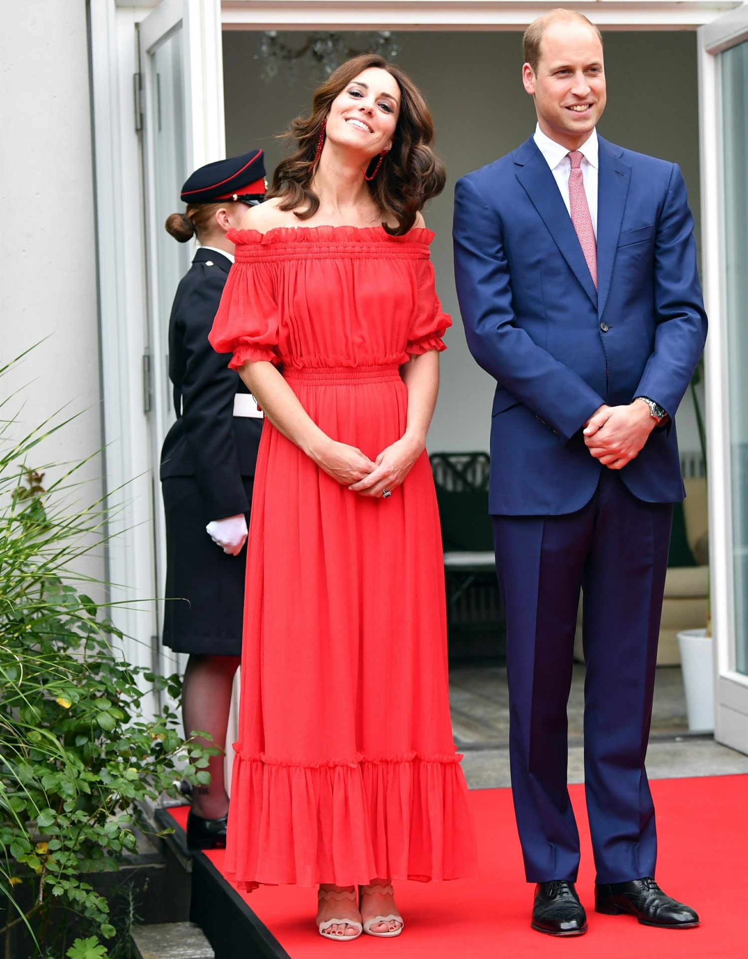 Герцогиня Кейт в красном макси-платье в стиле бохо McQueen: шикарно или ужасно?