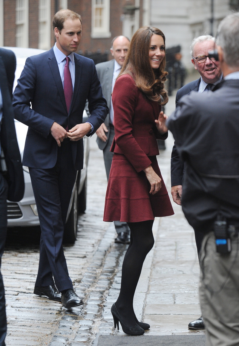 Герцогиня Кейт в бордовом костюме от Paule Ka в Лондоне: мило или нелестно?