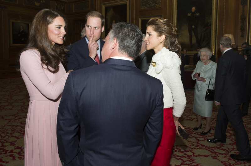 Герцогиня Кейт в лондонском розовом пальто за $ 1800: великолепна и уместна?