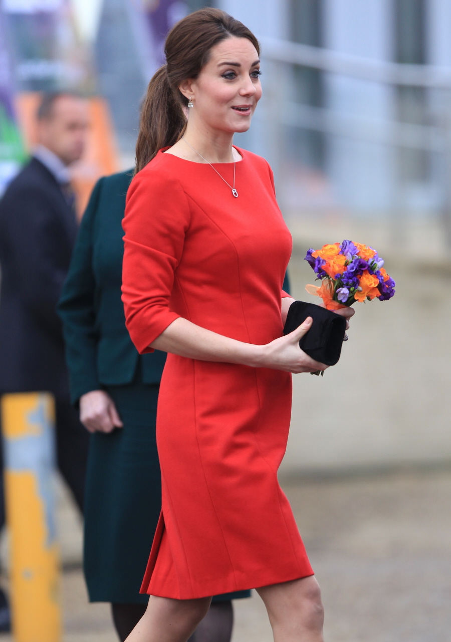 Герцогиня Кейт в красном Кэтрин Хукер в Норвиче: потрясающе, красива или устала?