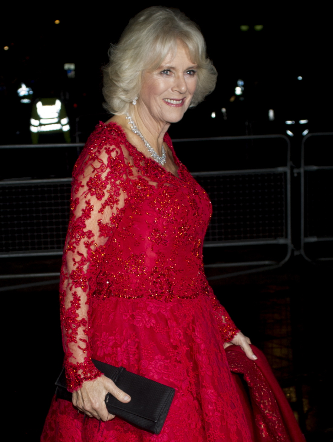 Герцогиня Камилла носила большое красное кружевное платье с блестками: салфетка или шик?