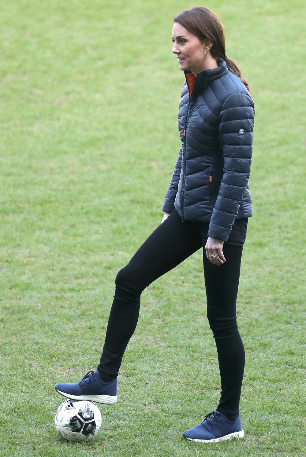 Герцогиня Кейт переоделась в пухлую куртку Barbour, чтобы играть в футбол с детьми