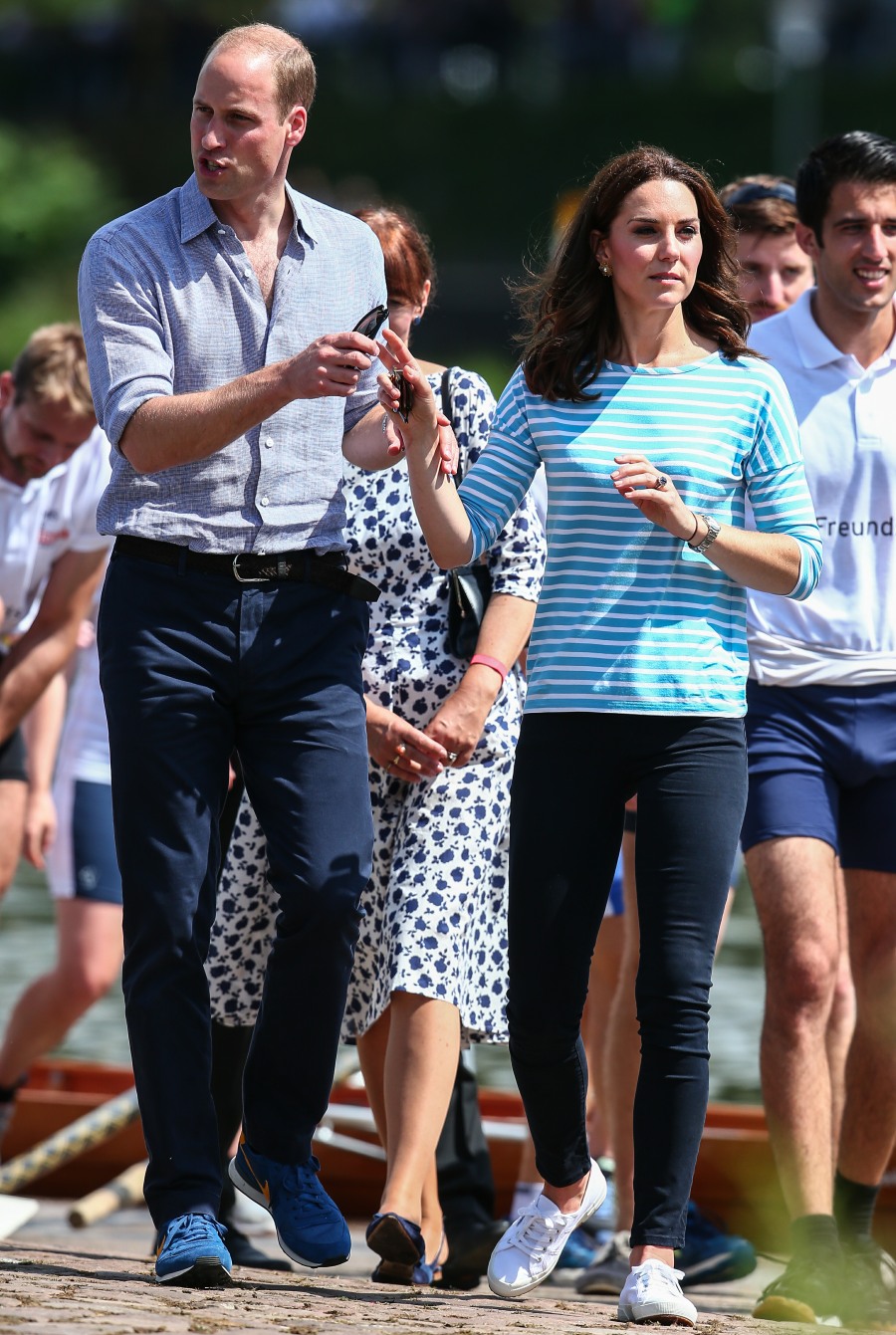 Герцогиня Кейт переоделась в джеггинсы и полосатую рубашку для немецкой гонки на лодках