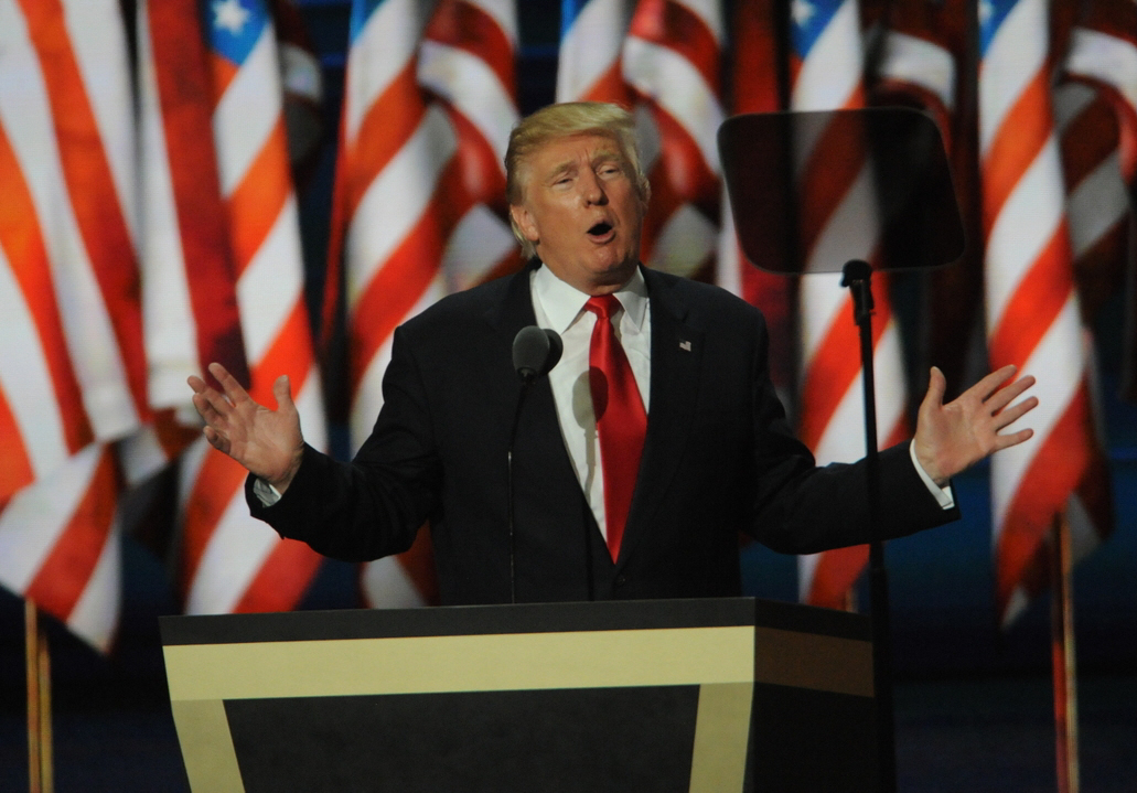 Дональд Трамп принимает номинацию Республиканской партии в диктаторской, негативной речи