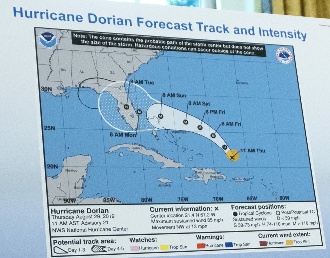 Дональд Трамп изменил карту пути урагана Дориан с помощью Sharpie