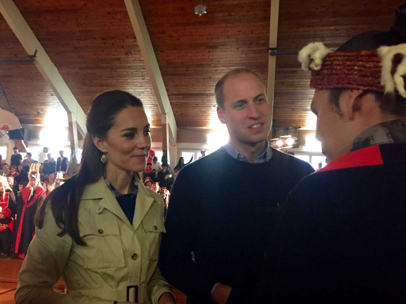 Герцогиня Кейт в Прине, джеггинсах и куртке сафари в Канаде: мило или нет?