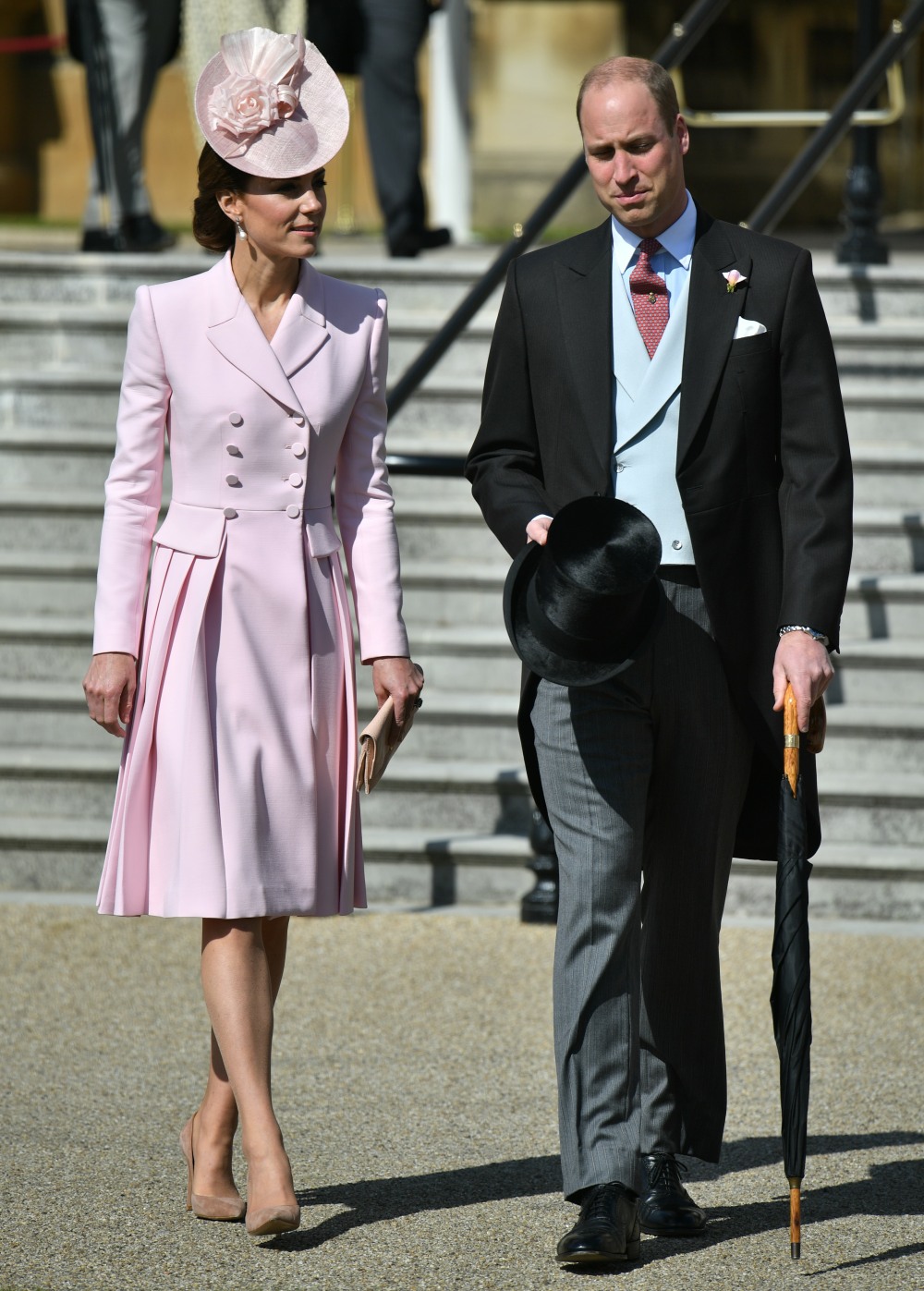 Герцогиня Кейт в розовом Маккуин на вечеринке в дворцовом саду: красиво или странно?