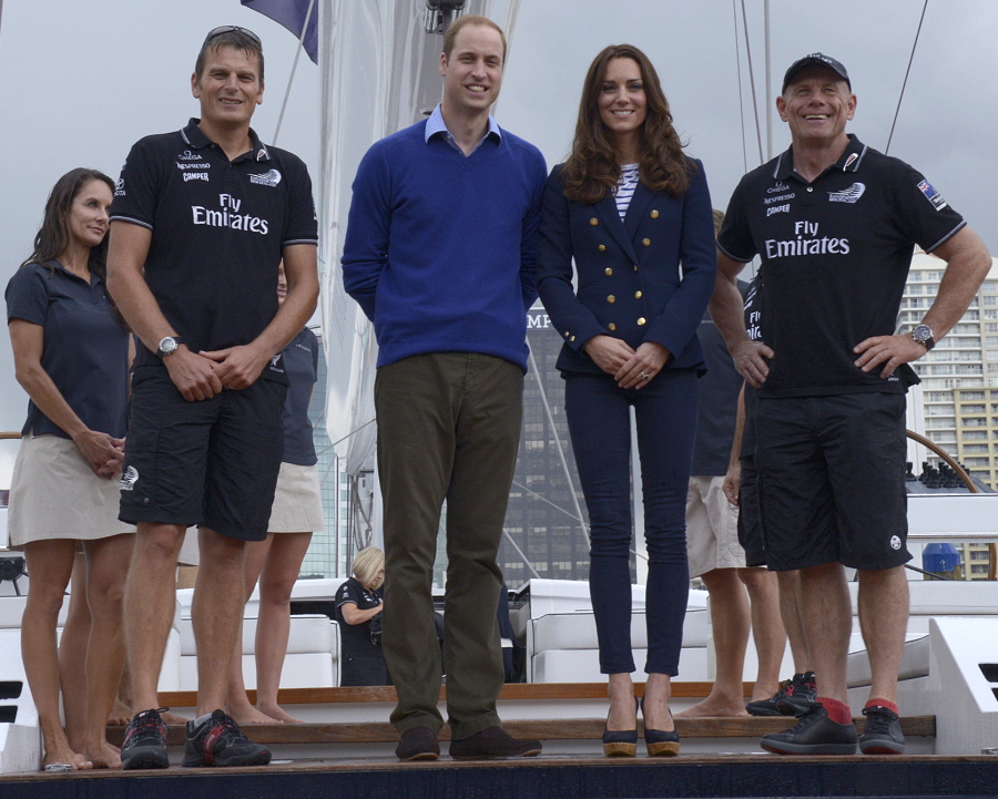 Герцогиня Кейт занимается морскими прогулками в джинсах скинни, на танкетке и в блейзере Zara: мило?