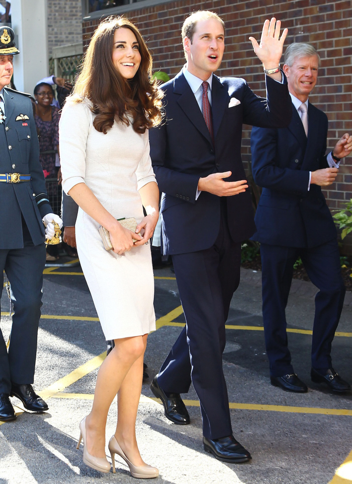 Герцогиня Кейт в кремовом платье Аманда Уэйкли: милая, классическая и уместная?