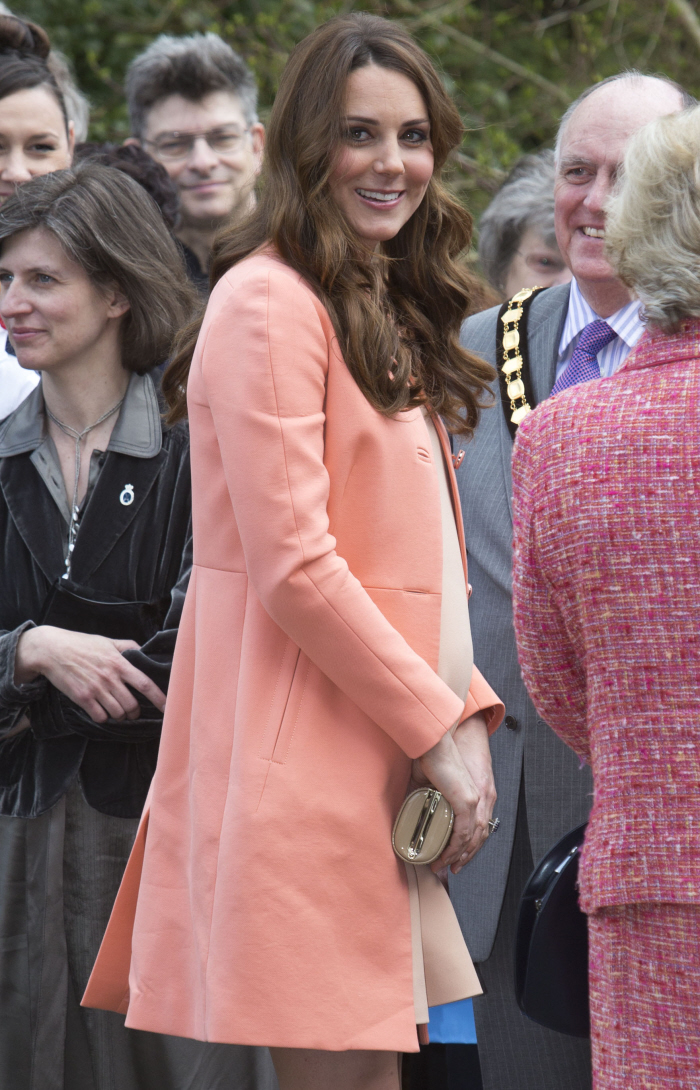 Герцогиня Кейт идет в одиночку на свою 2-ю годовщину свадьбы: мило или неловко?