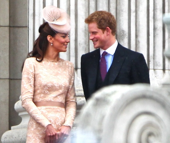 Герцогиня Кейт и принц Гарри, кажется, особенно близки в эти дни. Просто говорю.
