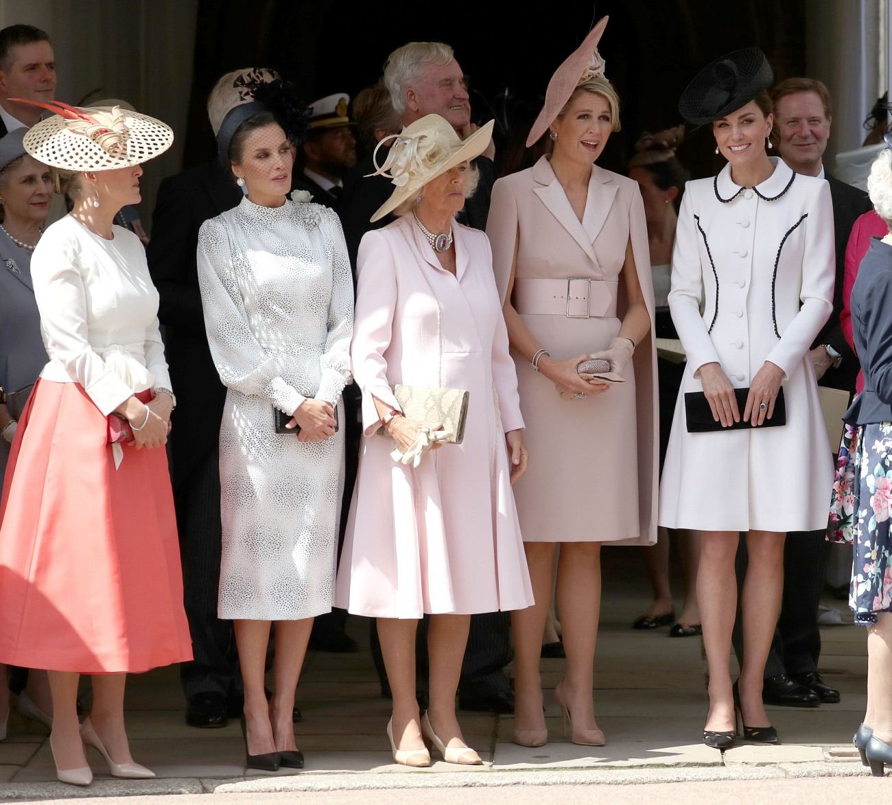 Герцогиня Кейт в Кэтрин Уолкер для Ордена Подвязки: щекотка и пуговица?