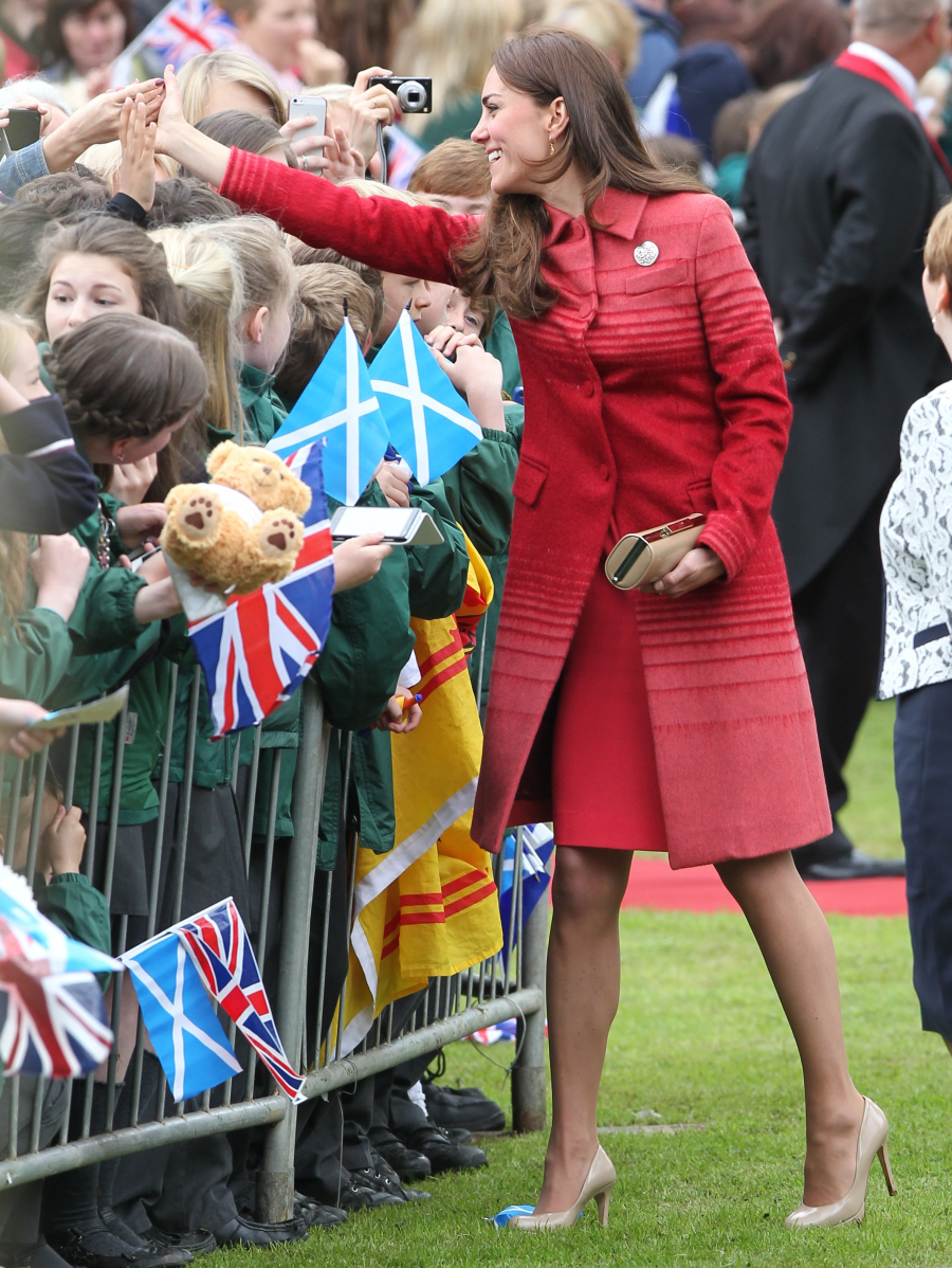 Герцогиня Кейт в козьей рубашке, пальто Джонатана Сондерса из Шотландии: неуклюже или мило?