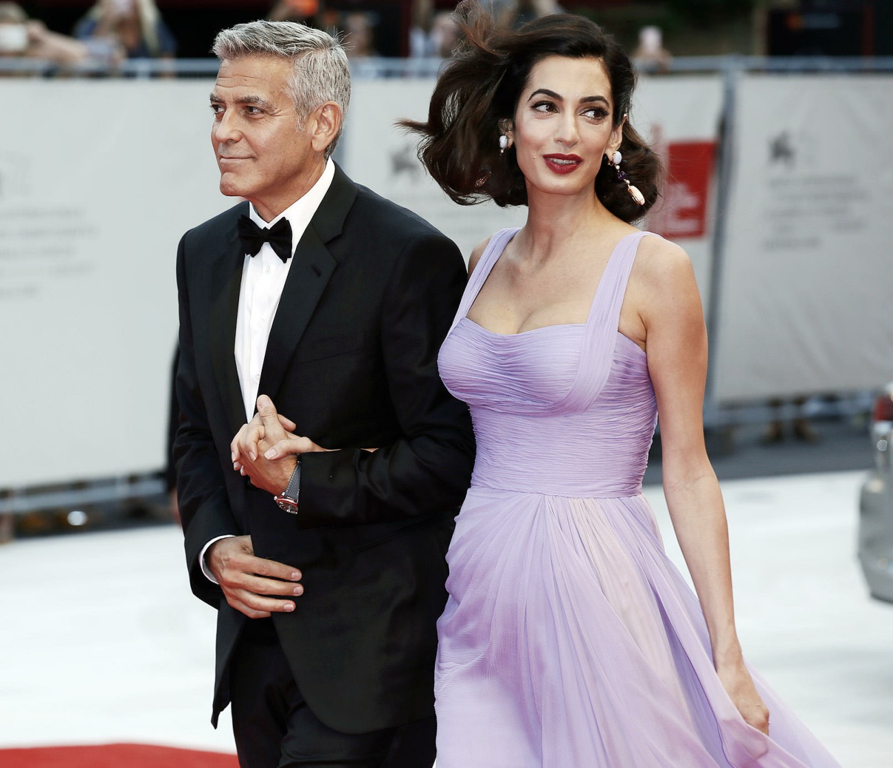 E !: Амаль Клуни возвращается на работу на этой неделе, у нее смешанные эмоции