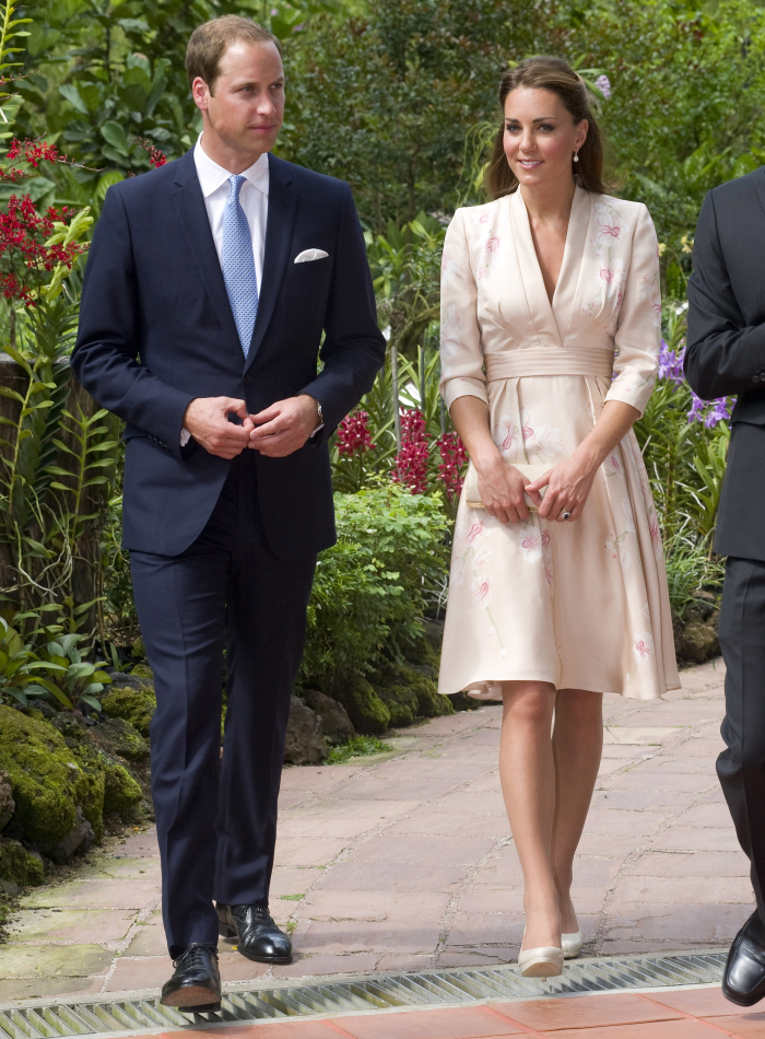 Герцогиня Кейт в бледном платье Дженни Пакхэм в Сингапуре: скучно или красиво?